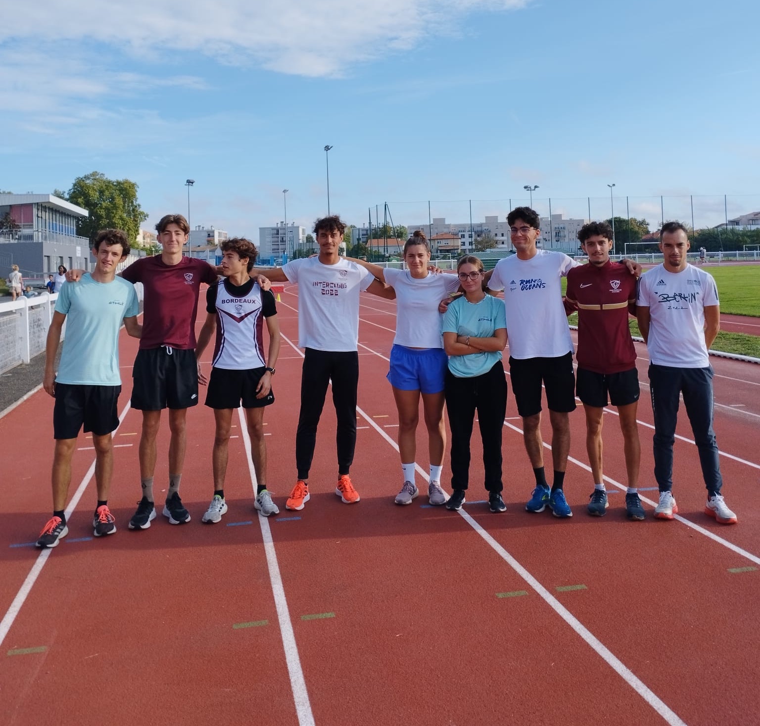 Jeunes du Stade Bordelais Athl\xe9tisme participant au Kinder Joy of Moving athletics day