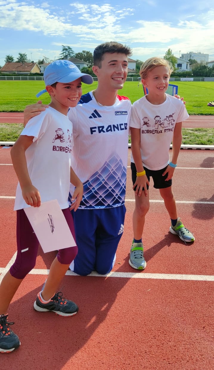 Jeunes du Stade Bordelais Athl\xe9tisme participant au Kinder Joy of Moving athletics day