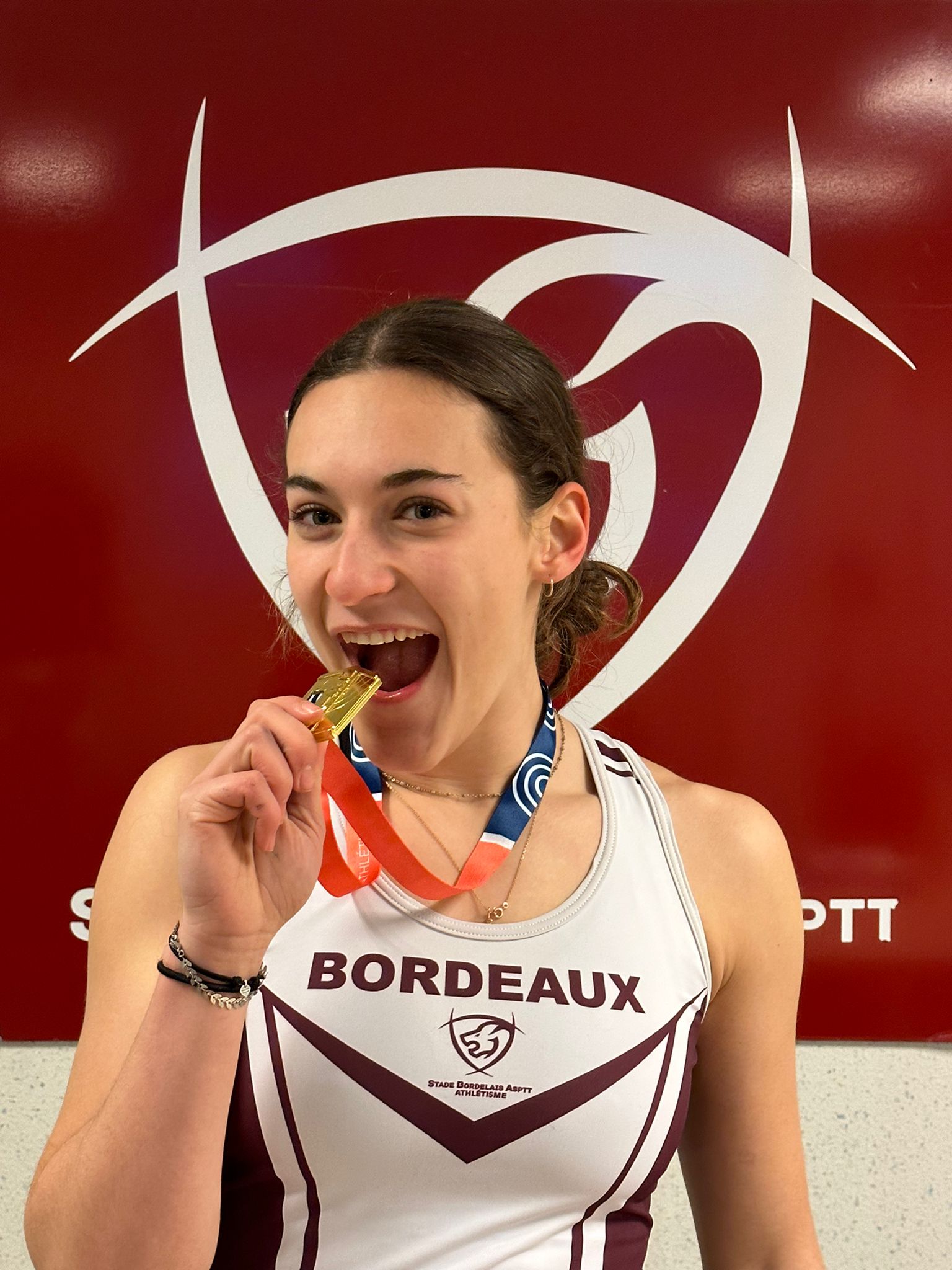 Amélie LABOUZE championne de france perche en salle U18 U20