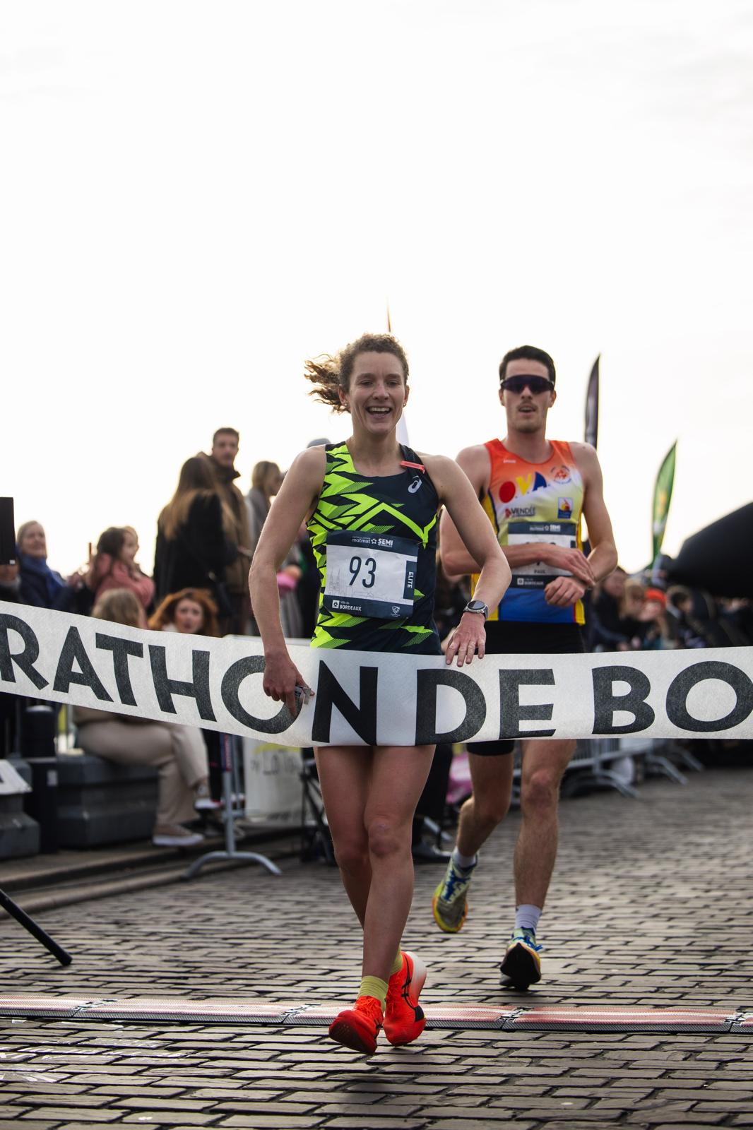 arrivée de la première féminine du semi-marathon de Bordeaux 2025