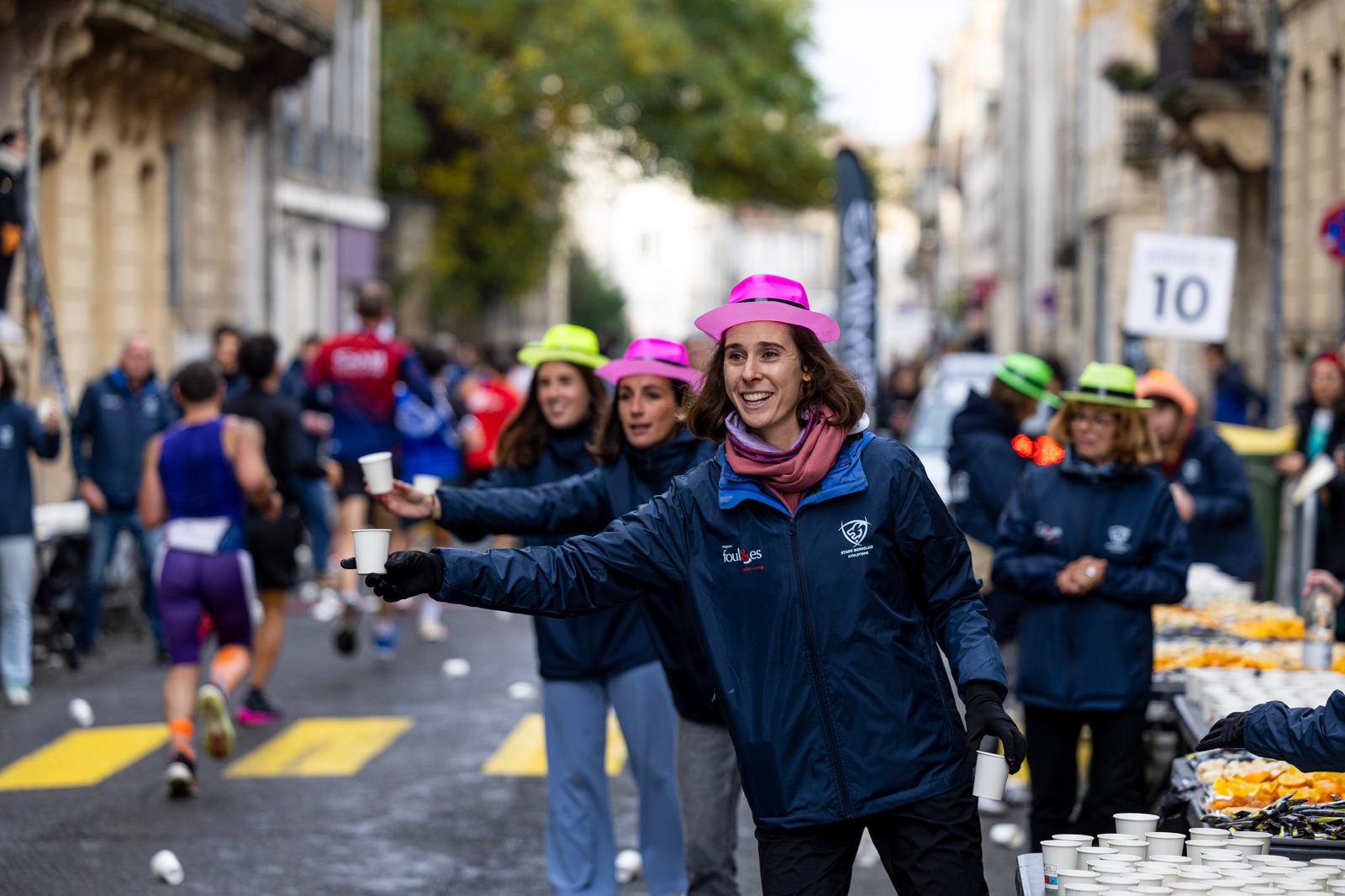 bénévoles du semi-marathon de Bordeaux à un ravitaillement